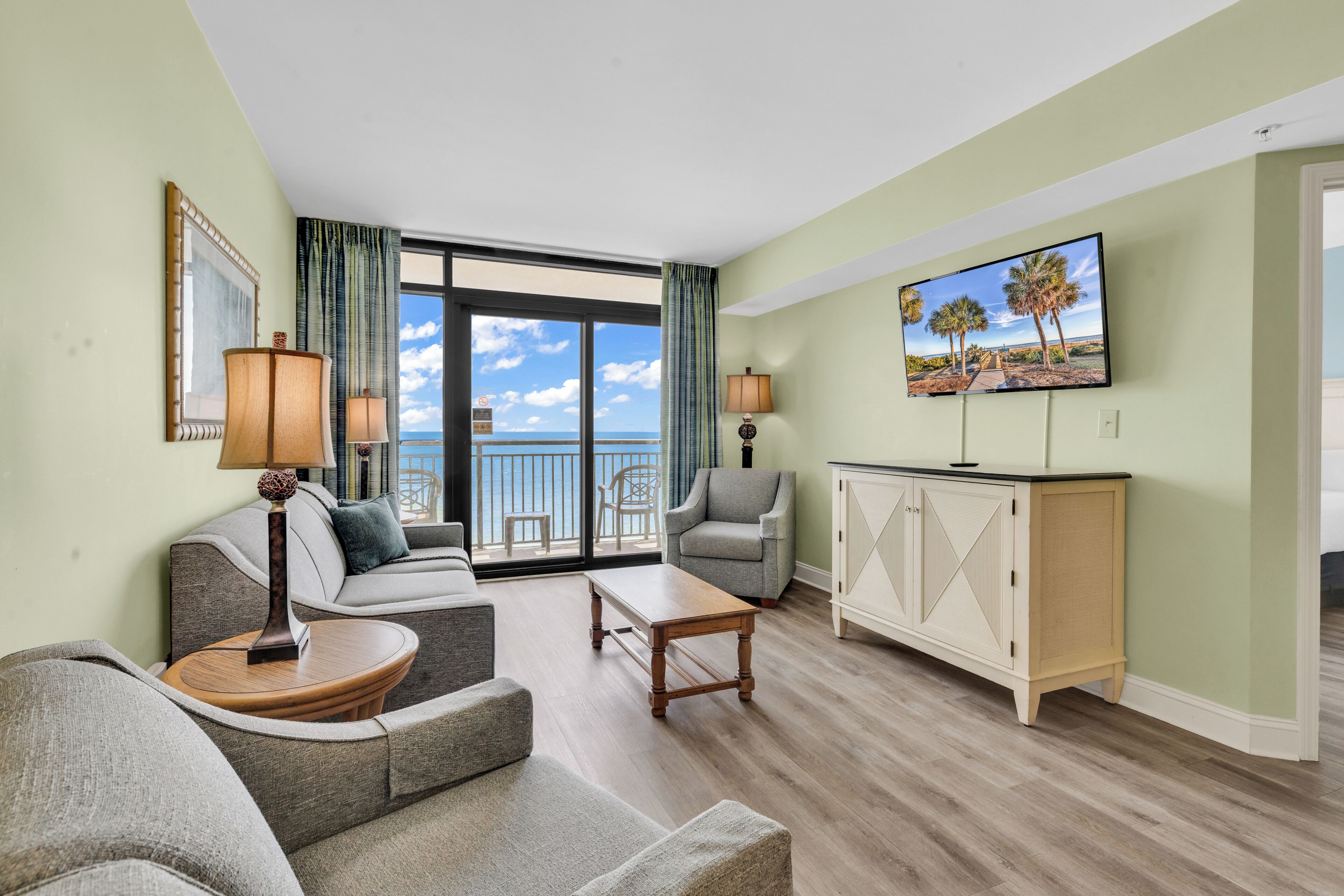 Condo Exclusive, 2 phòng ngủ, ban công, quang cảnh biển | Phòng khách | Smart TV 42-inch có truyền hình kỹ thuật số, TV 