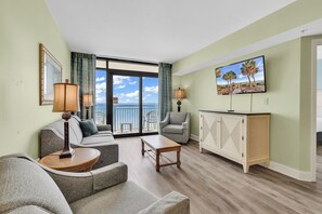 Condo exclusivo, 2 quartos, sacada, vista para o oceano | Sala de estar | Smart TV 42 polegadas com canais digitais, TV