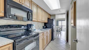 Signature Condo, 1 Bedroom, Balcony, Ocean View | Private kitchen