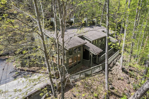 Ober Gatlinburg | Private Hot Tub | Arcade | Free High-Speed Wi-Fi