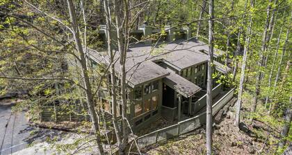 Ober Gatlinburg | Private Hot Tub | Arcade | Free High-Speed Wi-Fi