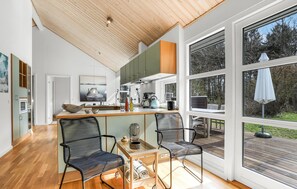 ثلاجة، موقد طهي مسطح، غسالة أطباق، ماكينة لصنع القهوة/الشاي