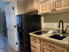 Kjøleskap, mikrobølgeovn, kokeplater og kaffetrakter/tekoker