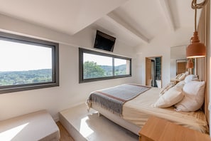 7 habitaciones, caja de seguridad en la habitación y escritorio