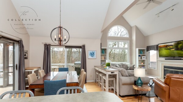 Smart TV, chimenea, futbolito y monitor de computadora 