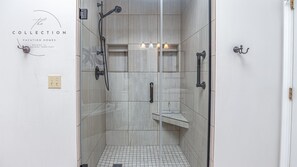 Douche, baignoire à jets, serviettes fournies