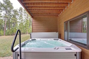 Outdoor spa tub - Turkey Ridge Lodge - just outside of Deadwood! (Sturgis)