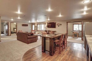 TV - Turkey Ridge Lodge - just outside of Deadwood! (Sturgis)