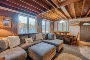 Smart TV, chimenea y reproductor de DVD 