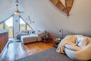 Smart TV, chimenea, reproductor de DVD