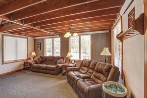 Smart-tv, een open haard en een kantoor