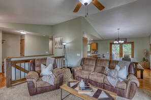 Smart TV - Sunny Day Hideaway - Private! Firepit and Hot tub! (Sturgis)