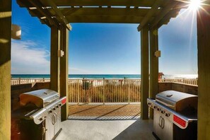 Property grounds - Emerald Isle Beach Front Condo, 4th floor! Sleeps 8! Free Beach Chairs! (Panama City Beach)
