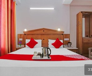 1 bedroom, Egyptian cotton sheets, premium bedding, down comforters
