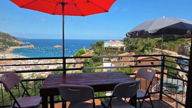 Outdoor dining - Sea view apartment.
Walking distance to the beach, and  the amazing cliffs. (Tossa de Mar)