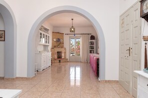 15-inch LCD TV with satellite channels - Elia (Patmos)