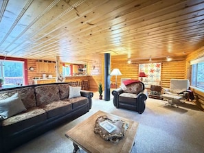 Smart TV, fireplace, offices - 33 MI to YNP | Private Cabin | Near Reservoir (Island Park)