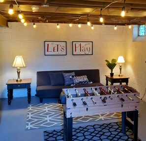 Game room - 4 QUEEN Beds.10 min to Downtown. Stylish (Cleveland)