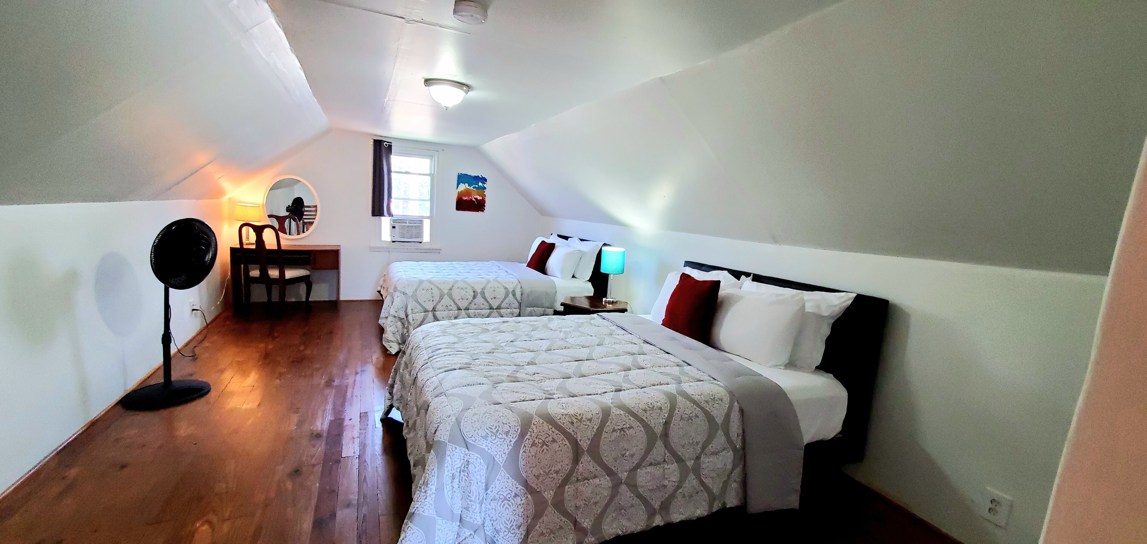 4 chambres, bureau, fer et planche à repasser, lit de bébé portatif