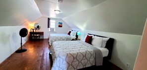 4 bedrooms, desk, iron/ironing board, travel crib - 4 QUEEN Beds.10 min to Downtown. Stylish (Cleveland)