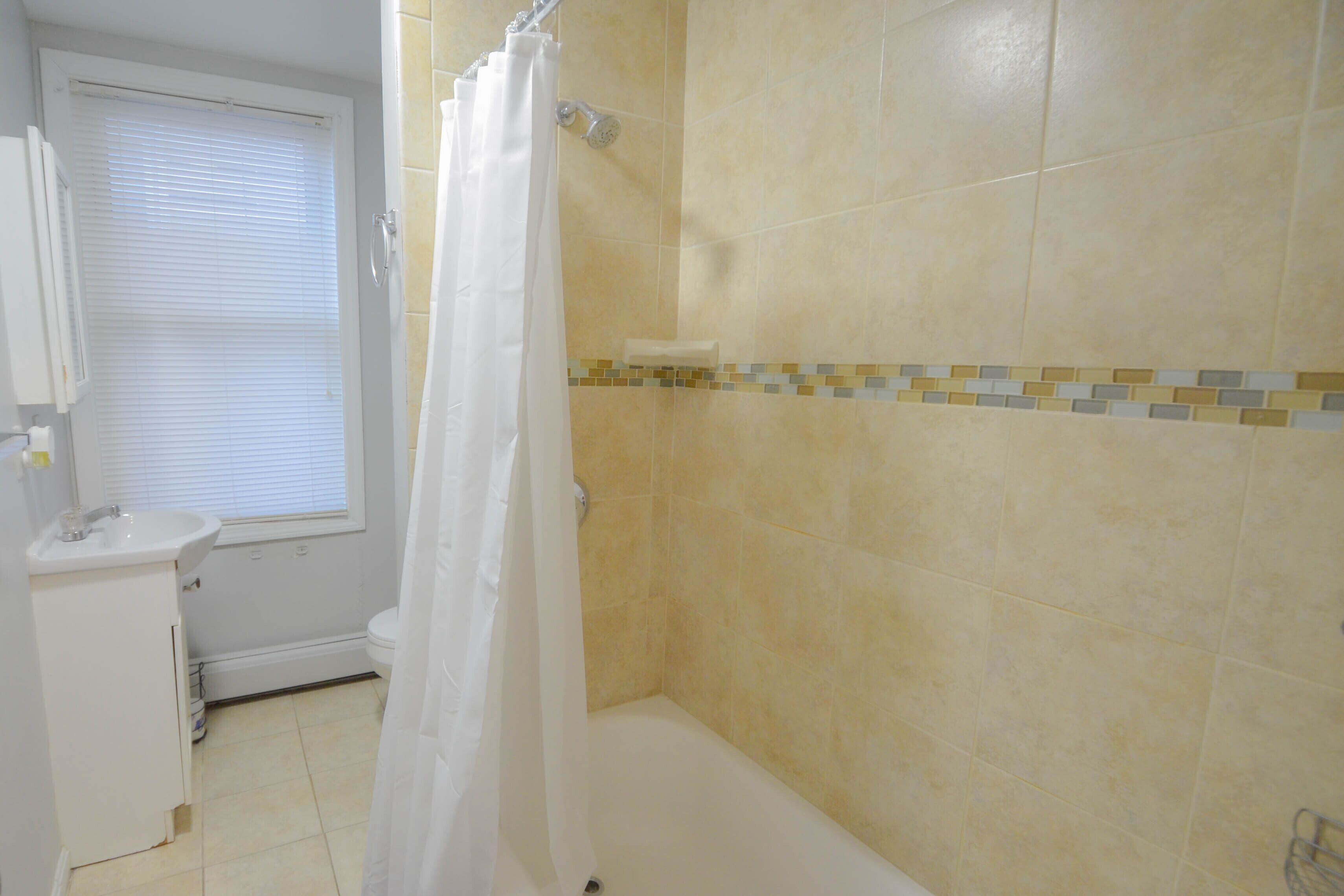 Basic Apartment | Bathroom | Shower, towels