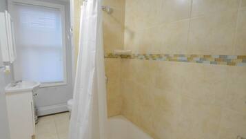 Basic Apartment | Bathroom | Shower, towels