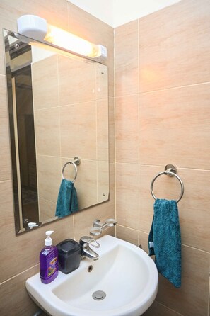 Regadera, toallas, jabón, papel de baño