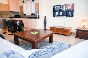Smart TV - Arnold's Apartment, 10 mins to JKIA Airport (Nairobi)