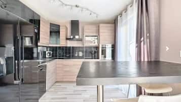 Fridge, microwave, oven, stovetop
