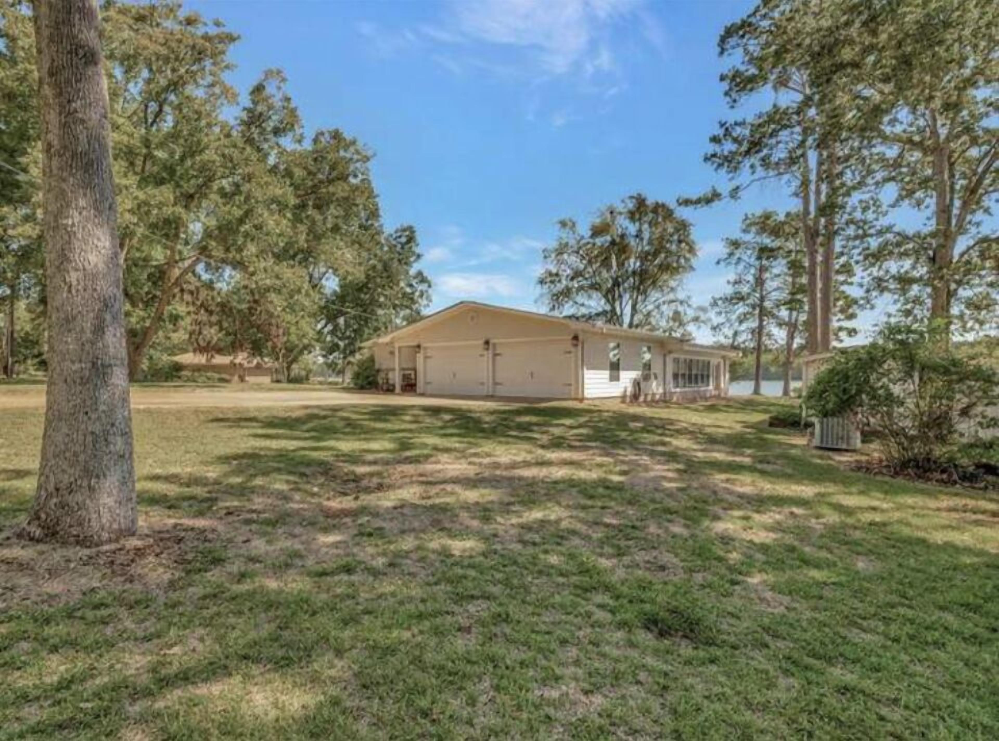 Relaxing EastTx Lake House - Waterfront!