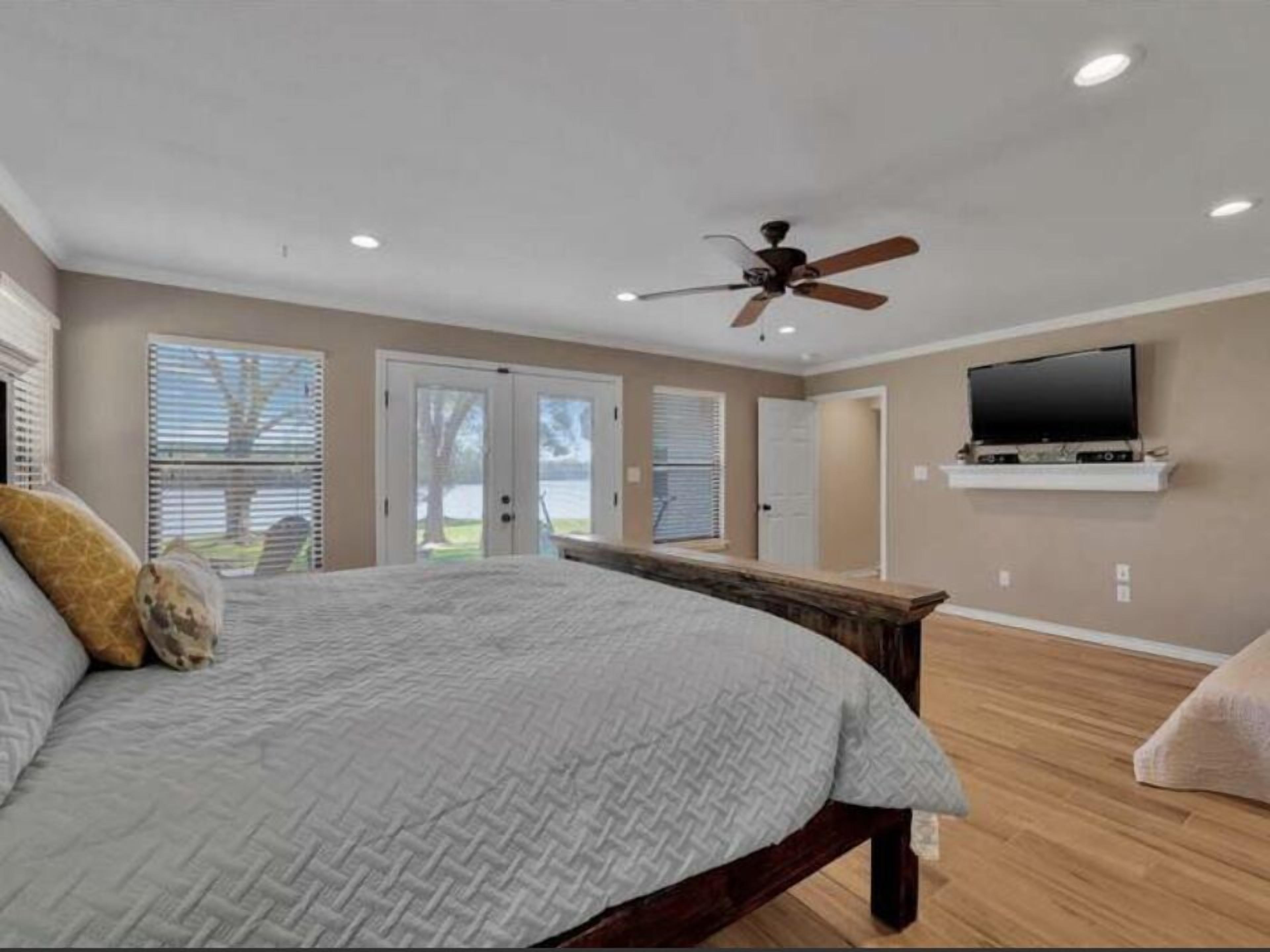 Relaxing EastTx Lake House - Waterfront!