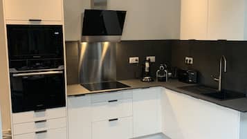 Een koelkast, een microgolfoven, een oven, een kookplaat