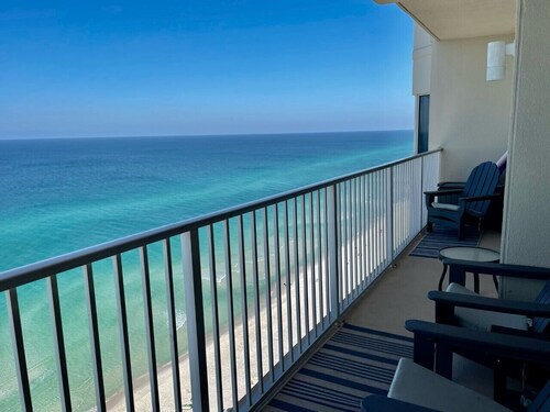 UPDATED 2023 Gulf Front Master BR - Free Beach Chairs & Free Golf Everyday!