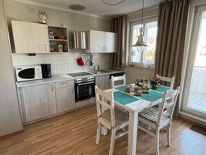 Kühlschrank, Mikrowelle, Ofen, Geschirrspüler