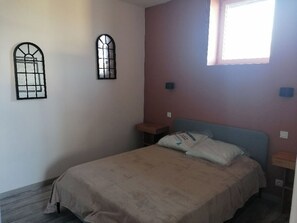 2 chambres, bureau, fer et planche à repasser, lit parapluie