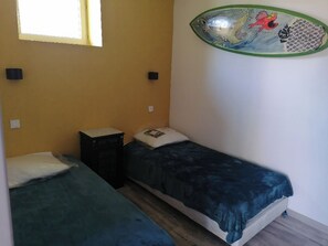 2 habitaciones, escritorio y tabla de planchar con plancha 
