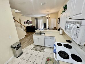Private kitchen - SPACIOUS, LOVELY THEMED HOME NEAR DISNEY (Davenport)