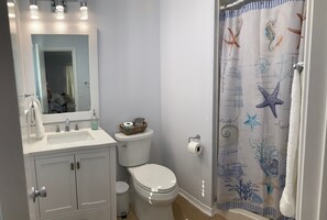 Badewanne, Haartrockner, Handtücher