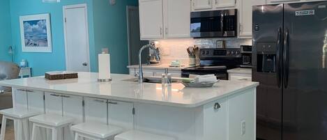 Kjøleskap, mikrobølgeovn, ovn og kokeplater