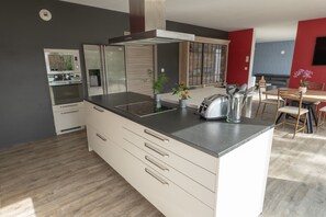 Jääkaappi, mikroaaltouuni, uuni, liesi