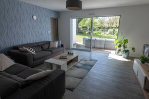 Fernseher, Tischtennisplatte, Bücher
