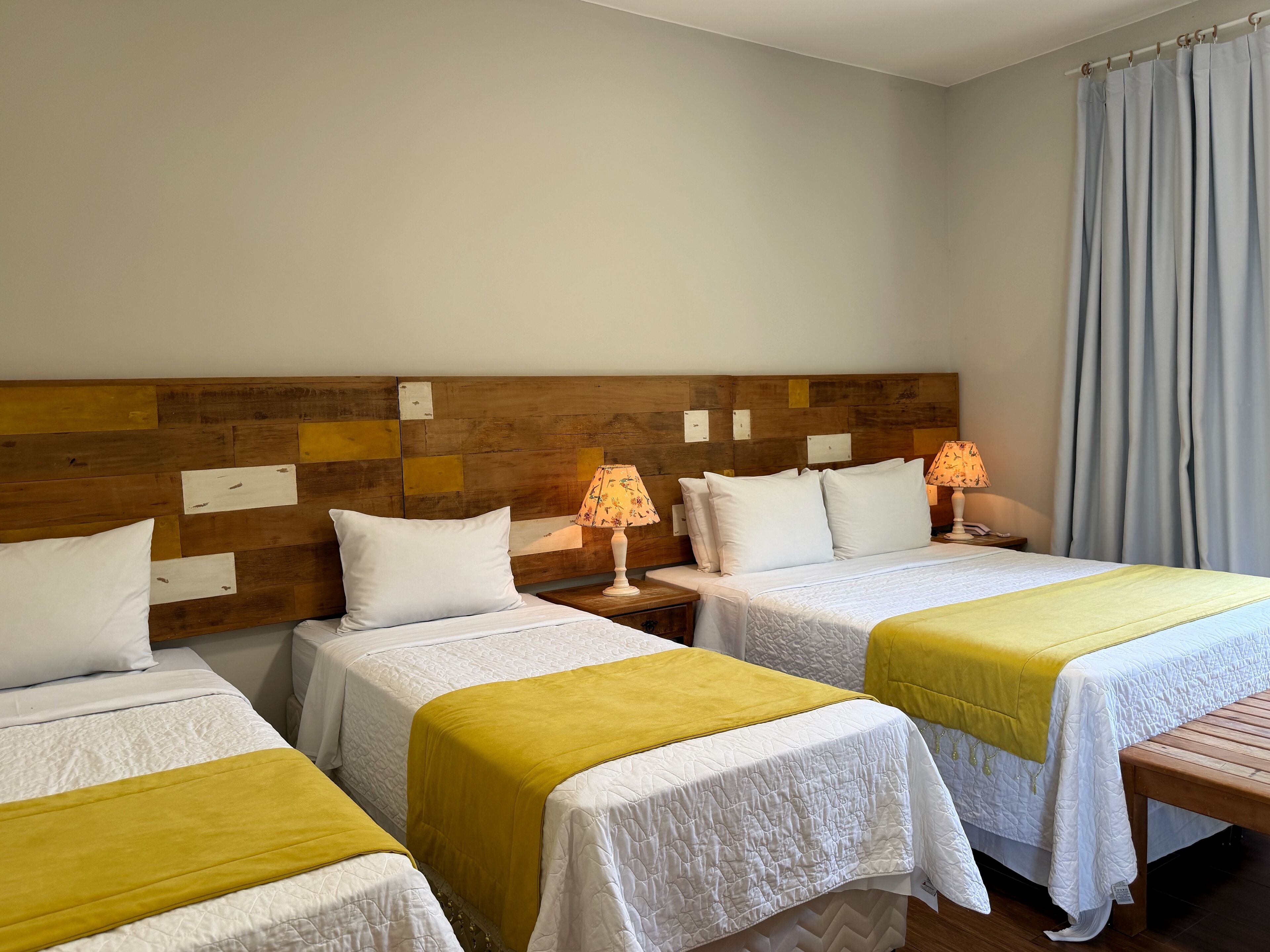 Ropa de cama de alta calidad, escritorio, wifi gratis y ropa de cama 