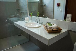 Classic Double Room, Ground Floor | Bathroom | Shower, hair dryer, towels, soap - Pousada Recanto das Araras (Tiradentes)