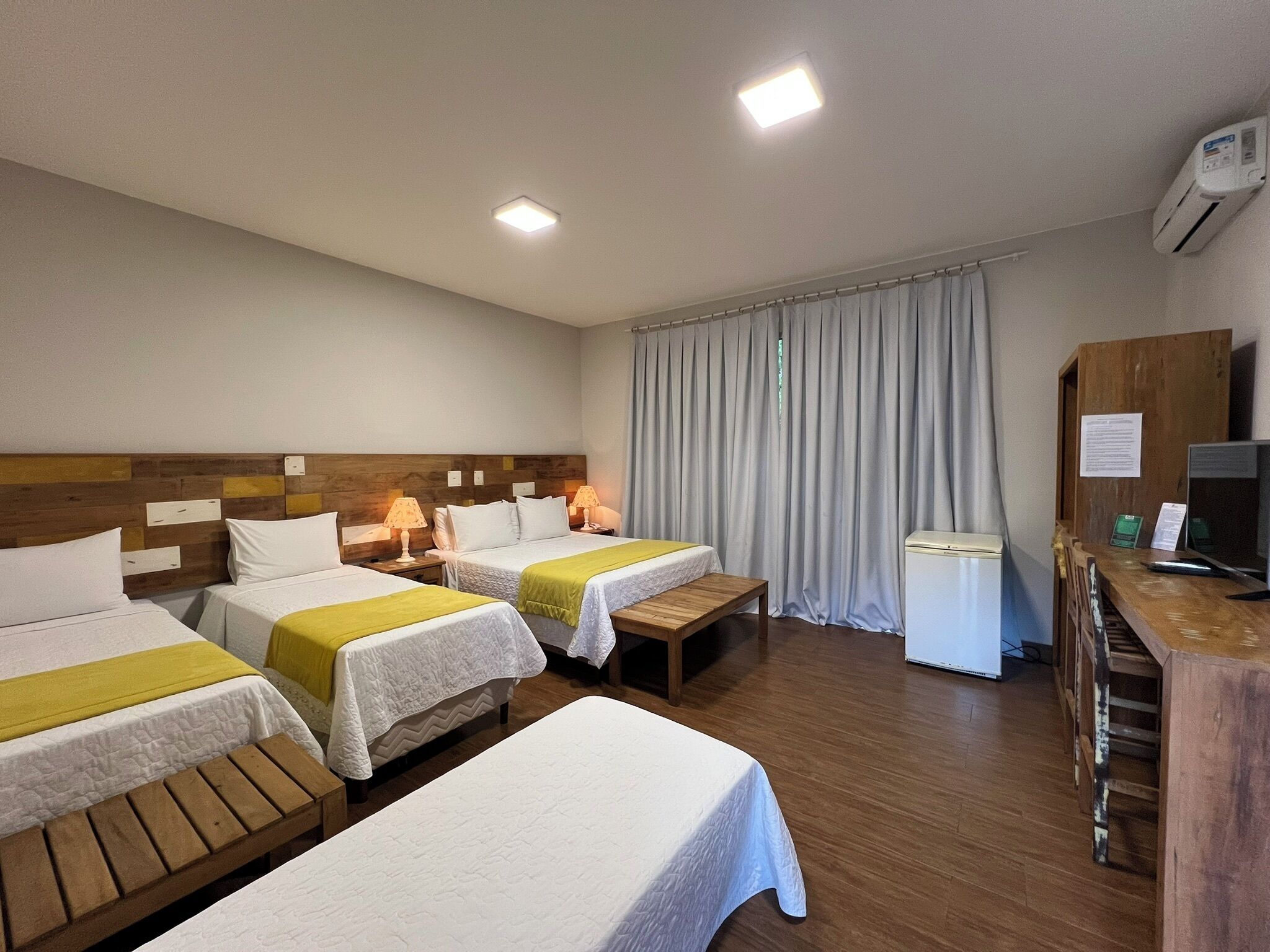 Habitación cuádruple clásica, planta baja | Ropa de cama de alta calidad, escritorio, wifi gratis y ropa de cama 