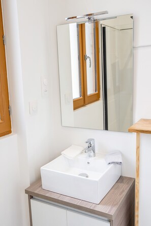 Douche, séchoir à cheveux, serviettes fournies, savon