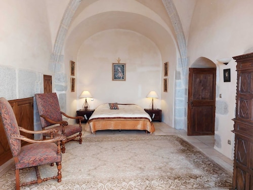 COTTAGE 6 pers. in a Castle, Auvergne Rhône Alpes, Nature, Mountain Biking, Hiking 