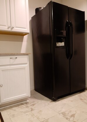 Refrigerator  - Nice & Unique! Near Atlanta International Airport (Fairburn)