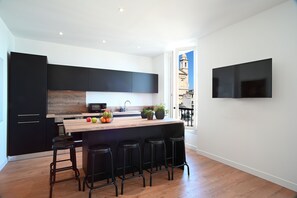 Kühlschrank, Mikrowelle, Ofen, Herdplatte