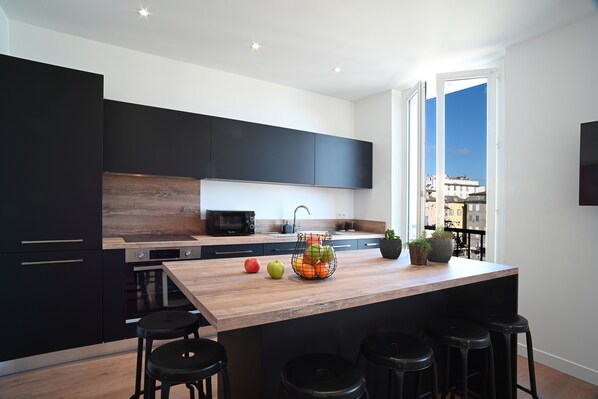 Kühlschrank, Mikrowelle, Ofen, Herdplatte