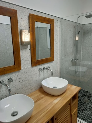 Badewanne, Haartrockner, Bidet, Handtücher